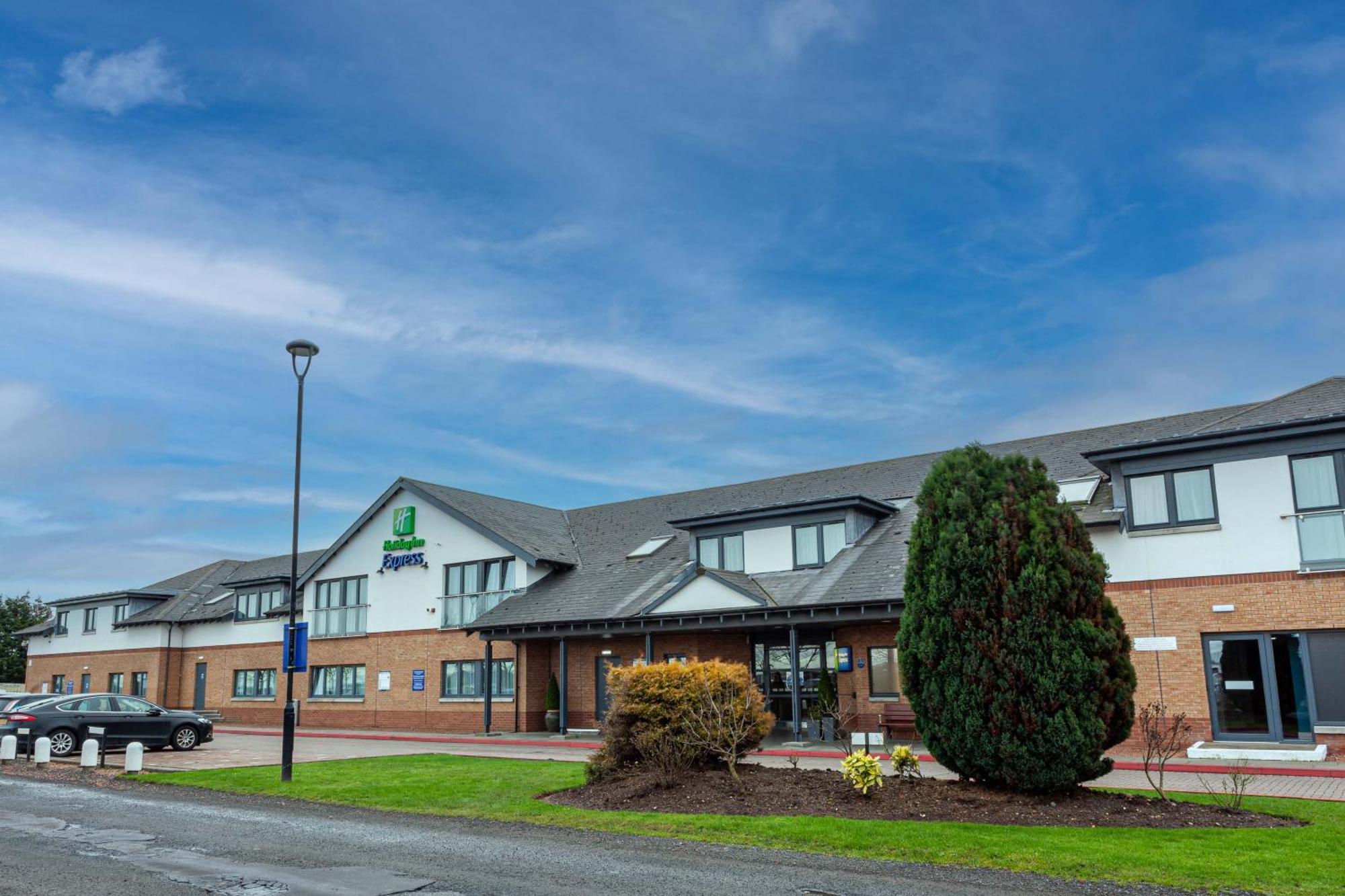 Holiday Inn Express Edinburgh Airport, An Ihg Hotel Ingliston Exterior photo